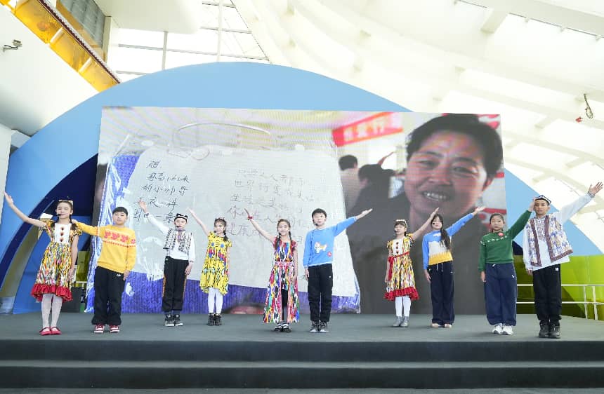 “恒爱行动”二十年累计编织捐赠爱心毛衣等编织品约150万件