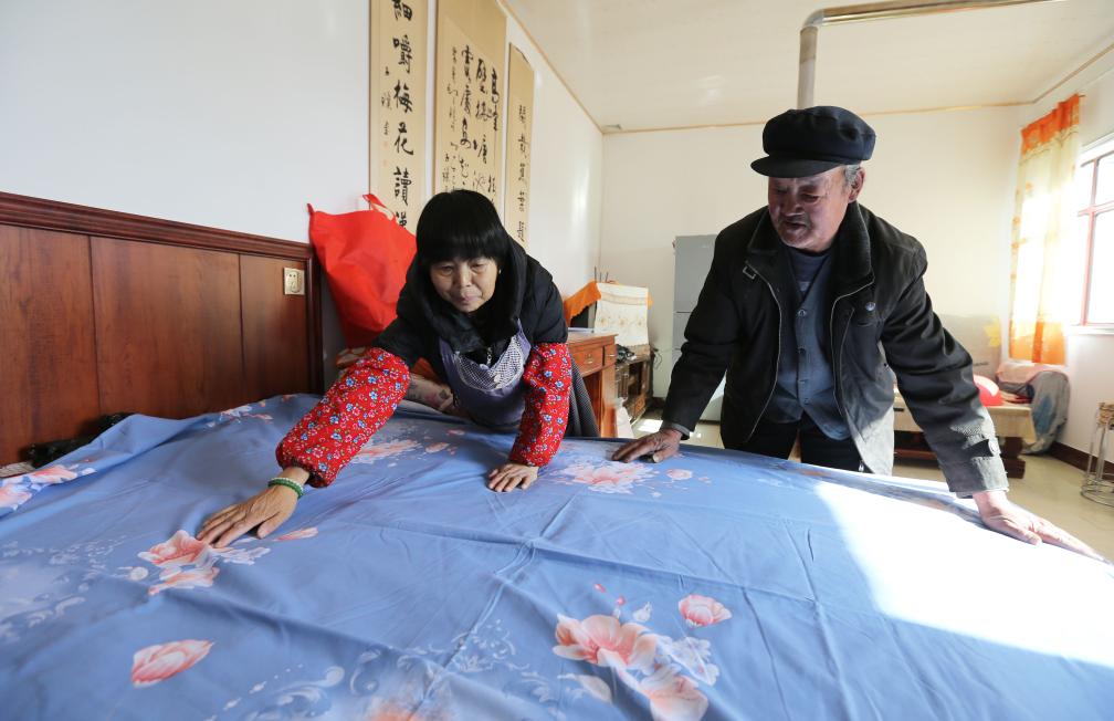 甘肃定西：发放物资 温暖过冬