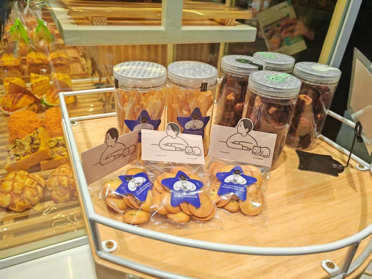 这家“星星”烘焙店保证:除了爱 零添加 由烘焙店里的孤独员工独立制作的点心。人民网记者 王子锋摄