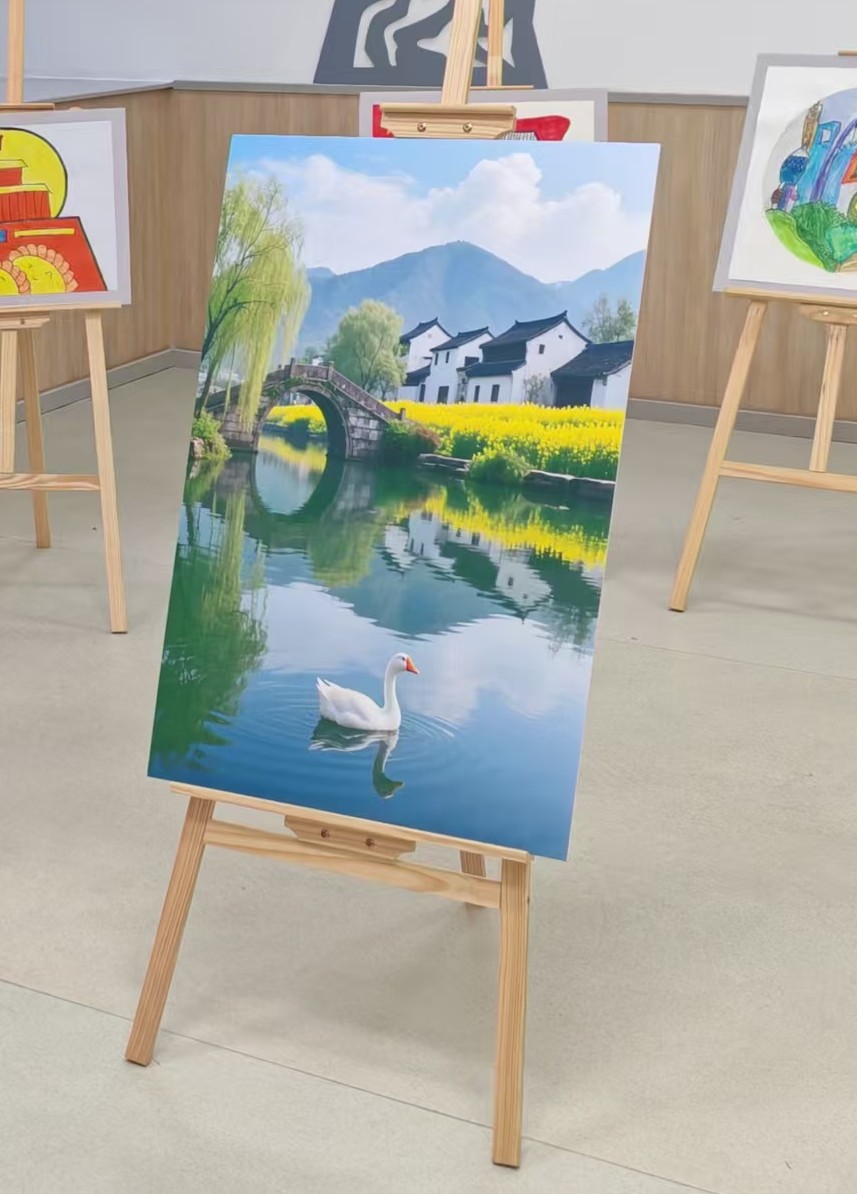 让每颗“星星”在校园找到温暖归处 学校里的孤独症学生用AI制作的画。人民网记者 王子锋摄