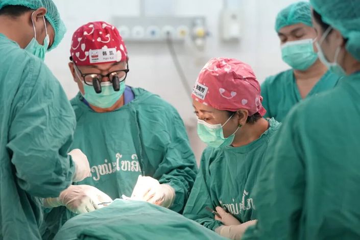 跨越山海,再筑澜湄合作新篇章——“母亲微笑行动”在老挝万象开展唇腭裂儿童义诊活动