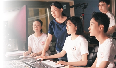 在“光明影院”,盲人也能“看”电影