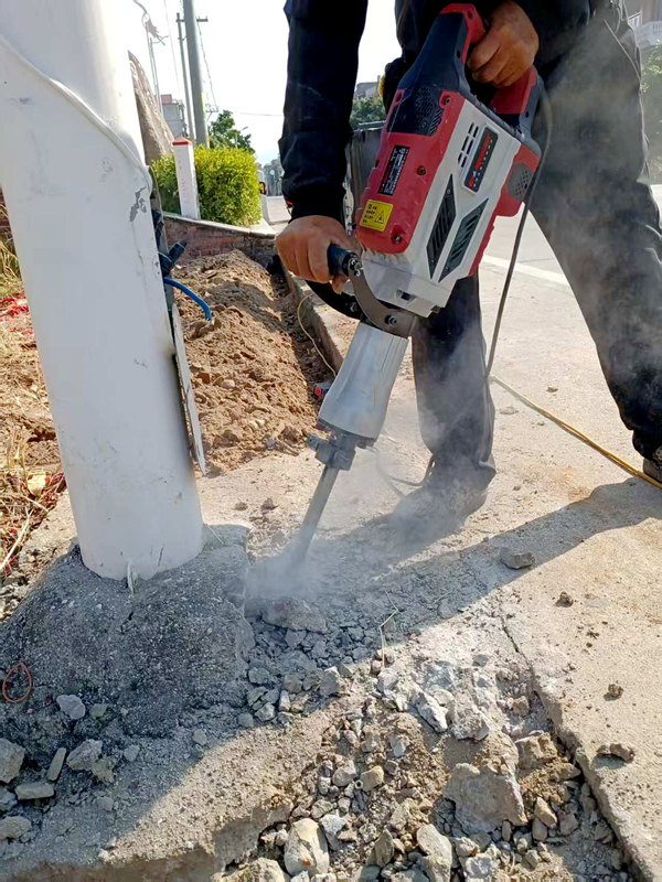 办得好丨亮灯啦!福建多地群众反映的路灯问题解决了 路灯线路铺设施工现场。义店村供图