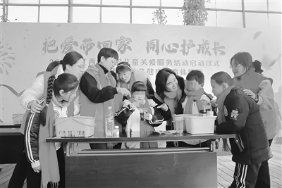 以爱暖童心 用心护成长 以爱暖童心 用心护成长