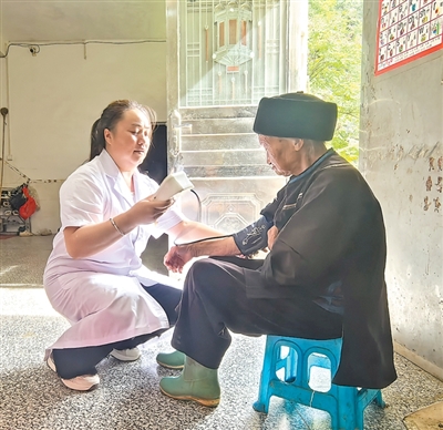 背篼载药香 仁心护健康