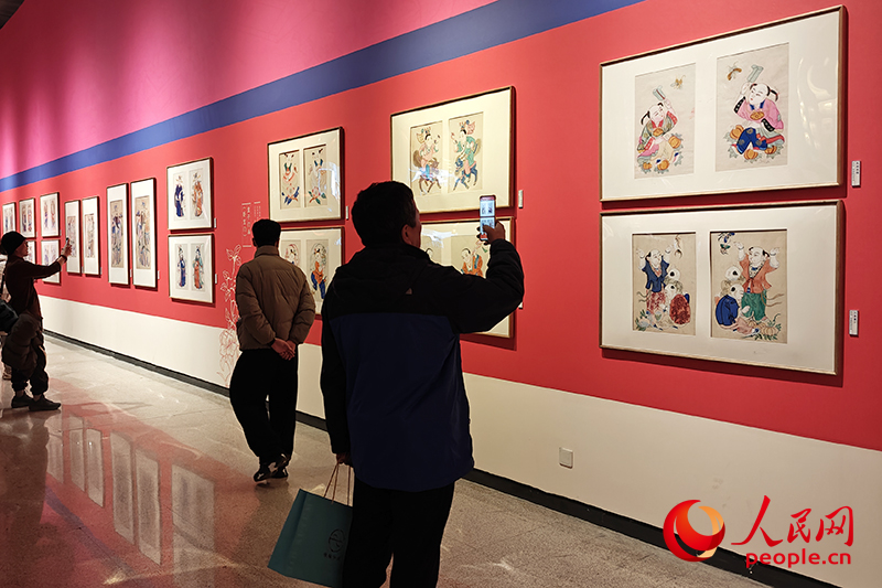 创新高!2026年春节假期超8900万人次走进博物馆 观众在中国非物质文化遗产馆参观展览。人民网记者 韦衍行摄