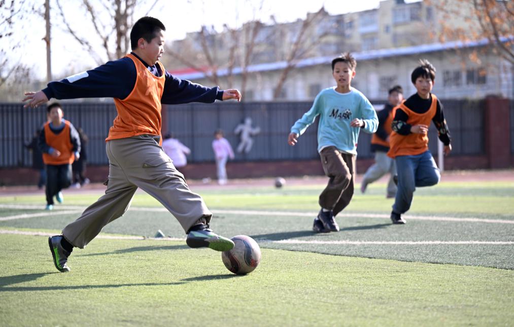 让校园随处有奔跑的身影、爽朗的笑声——代表委员热议学生体质强健计划
