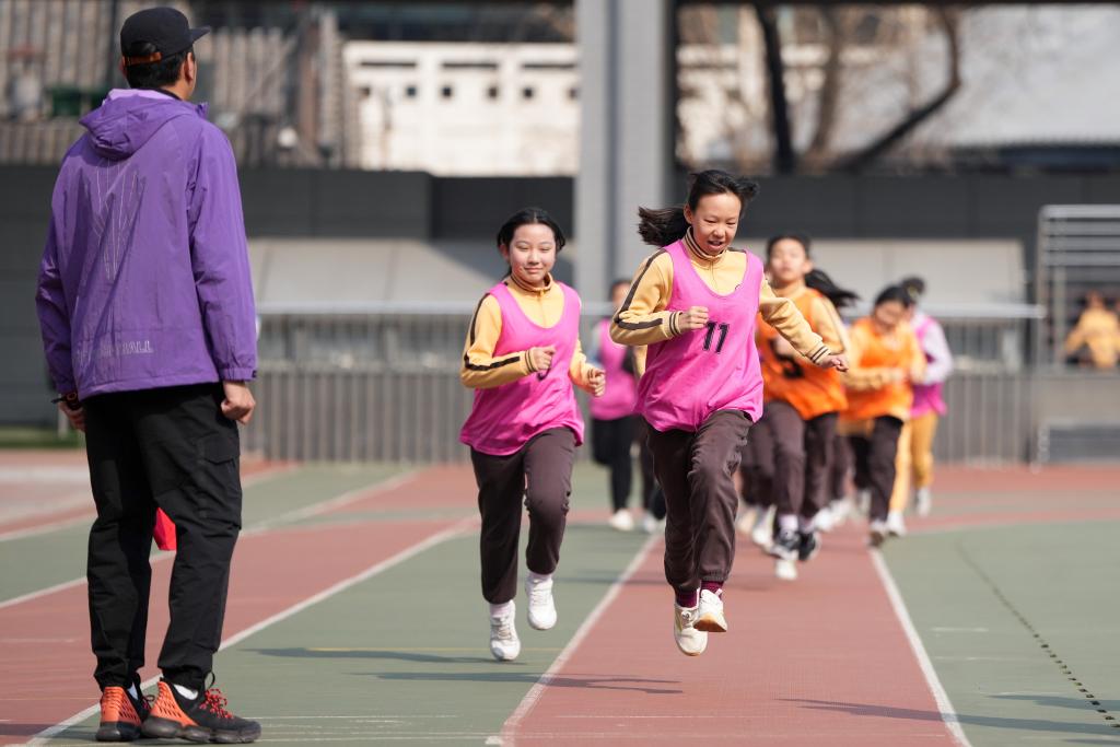 让校园随处有奔跑的身影、爽朗的笑声——代表委员热议学生体质强健计划