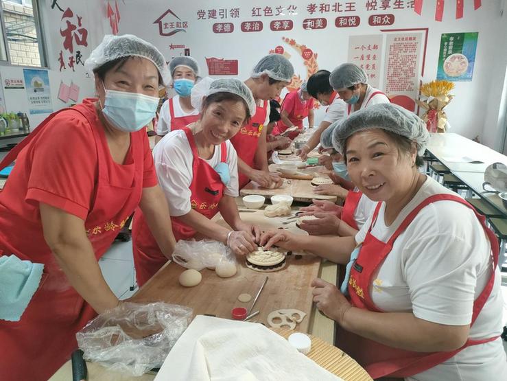 山东潍坊:“乐”享其龄 志愿者在食堂内做面点。潍坊市奎文区委宣传部供图