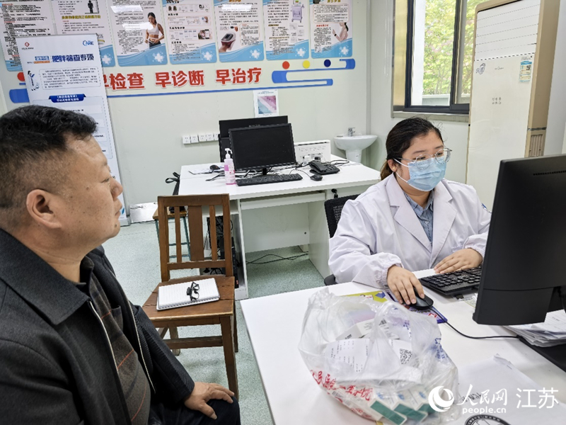 三星镇卫生院医生高丽丽为高血压患者李刚开药。人民网记者 王继亮摄