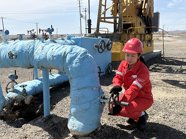 玛里亚木·克热木操作回压阀门保障油气生产稳定。受访者供图