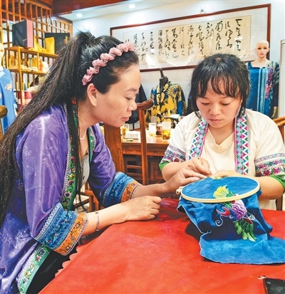 贵州侗族绣娘陆永江带动百余名残疾人就业