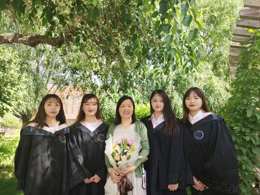 青春华章 丝路逐光|从“李老师”到“李妈妈”:一位河西学院教师与新疆的12年之约 李惠芬(左三)与即将奔赴新疆工作的学生们合影。受访者供图