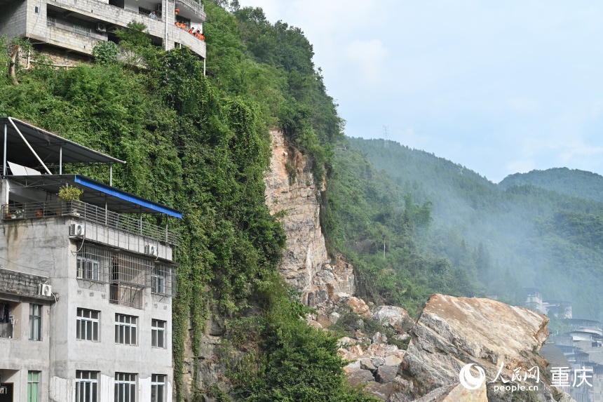 重庆彭水,一场与时间赛跑的营救 山体崩塌后的景象。人民网记者刘政宁摄