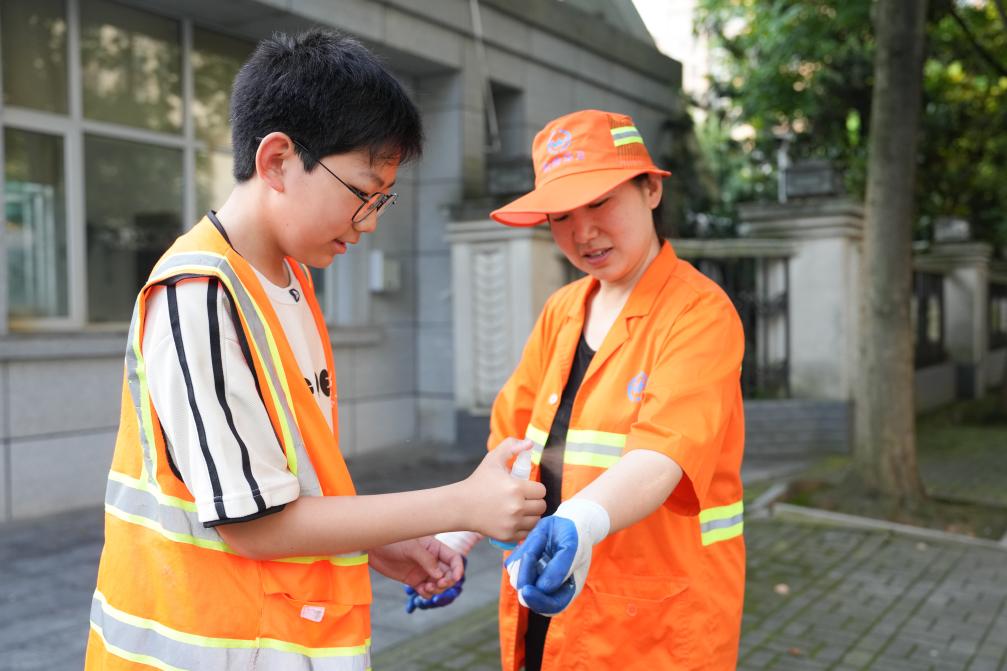 “我帮妈妈扫大街”——小手握扫帚 温情暖街头