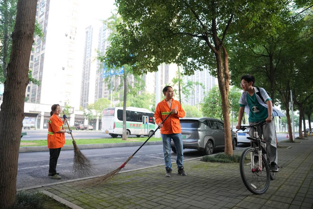 “我帮妈妈扫大街”——小手握扫帚 温情暖街头