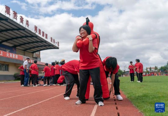 云南华坪女高学生的暑期“消防之旅”