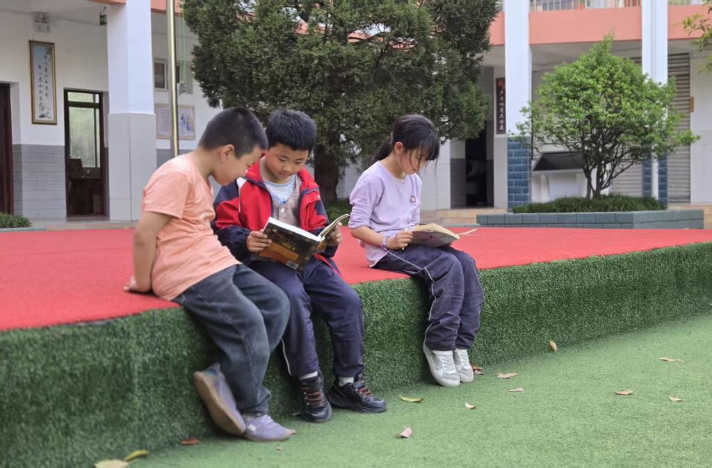 人均150册图书 这所乡村小学点亮孩子的“星辰大海”
