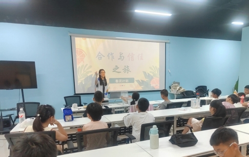 青衿护花传暖意，春泥育蕾谱新篇