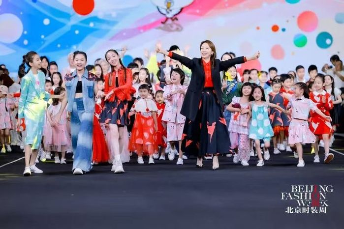 以爱为裳，童绘未来:“鹤儿萌”潮享日用公益点亮儿童时尚