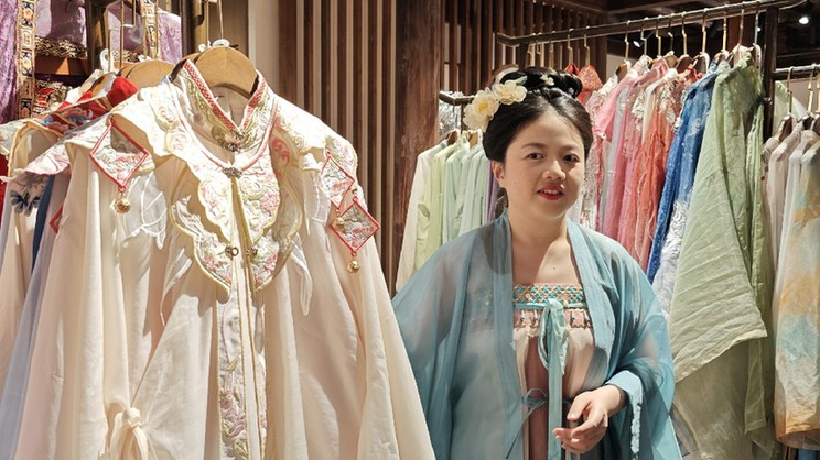 看不见世界,却让世界看见她:盲人女孩琉璃的汉服梦 看不见世界,却让世界看见她:盲人女孩琉璃的汉服梦