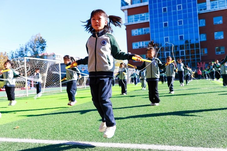 世界冠军进校园,与青少年共话拼搏精神 世界冠军进校园,与青少年共话拼搏精神