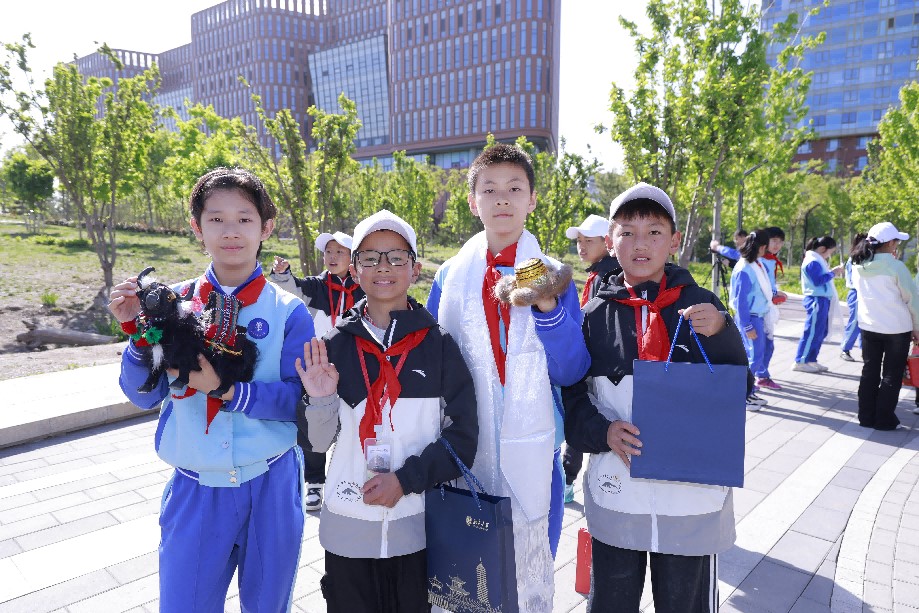 京藏少年手拉手 共植同心向未来