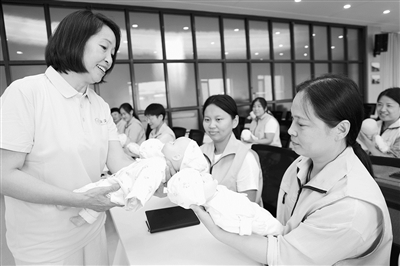 委员建言夯实家政服务权益保障(权益 视点) 委员建言夯实家政服务权益保障(权益 视点)
