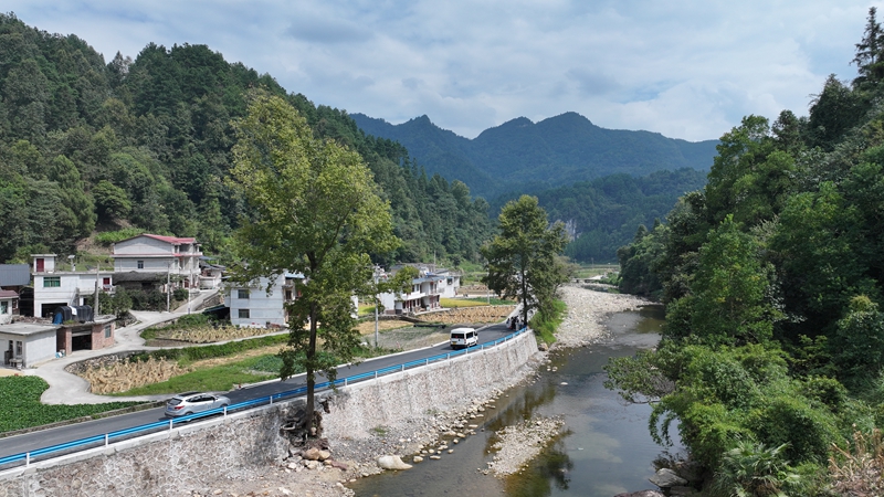 贵州:一根“保险绳”守护山区农村路 完成修复的X032县道上车流往来穿行。刘叶琳摄 .jpg