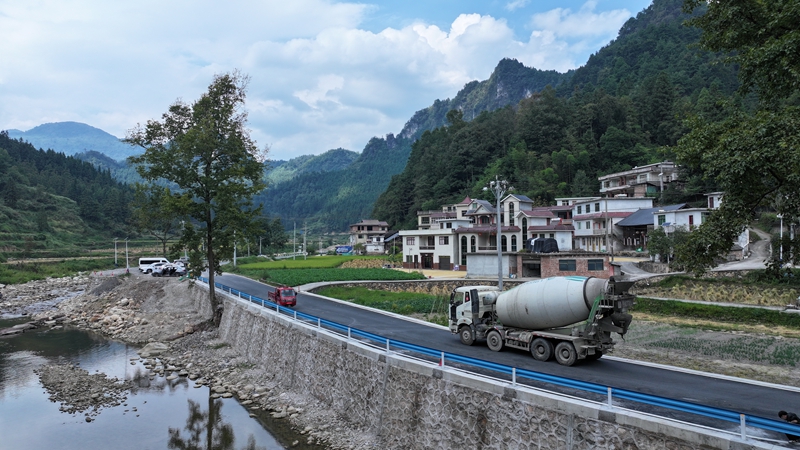 贵州:一根“保险绳”守护山区农村路 完成修复的X032县道上车流往来穿行。刘叶琳摄.jpg