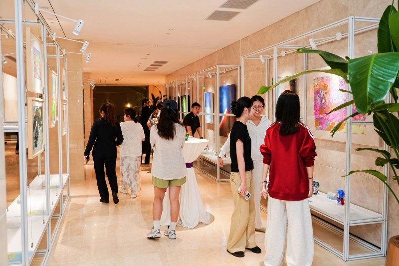 以艺术为桥,让善意常驻——“遇见光”公益画展温暖启幕 以艺术为桥,让善意常驻——“遇见光”公益画展温暖启幕