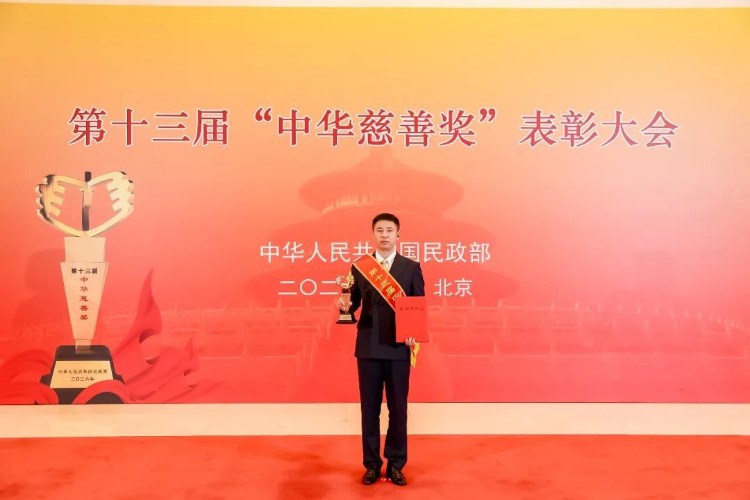 贾庆贺:汇聚“身边的微光” 贾庆贺:汇聚“身边的微光”