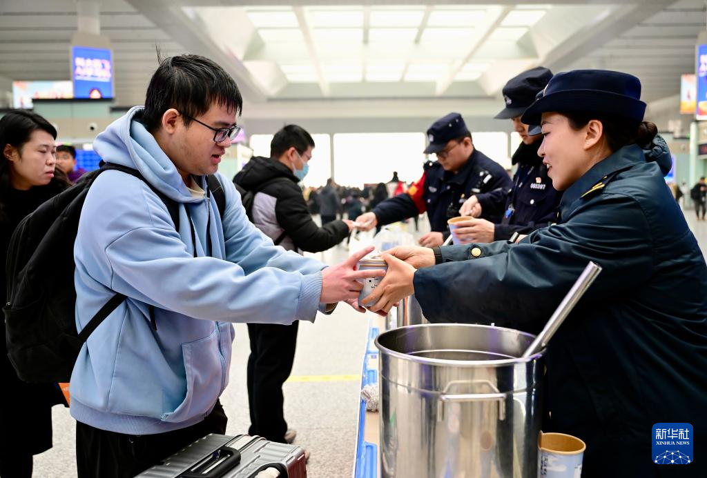 飘香腊八粥 温暖旅客心