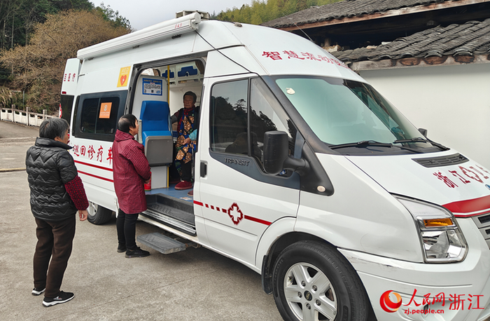 村民排队等待检查。人民网记者 张帆摄