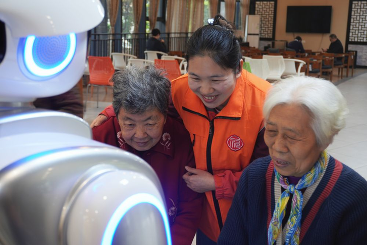 新华网民生观察丨机器人来了,能承担多少养老照护服务?