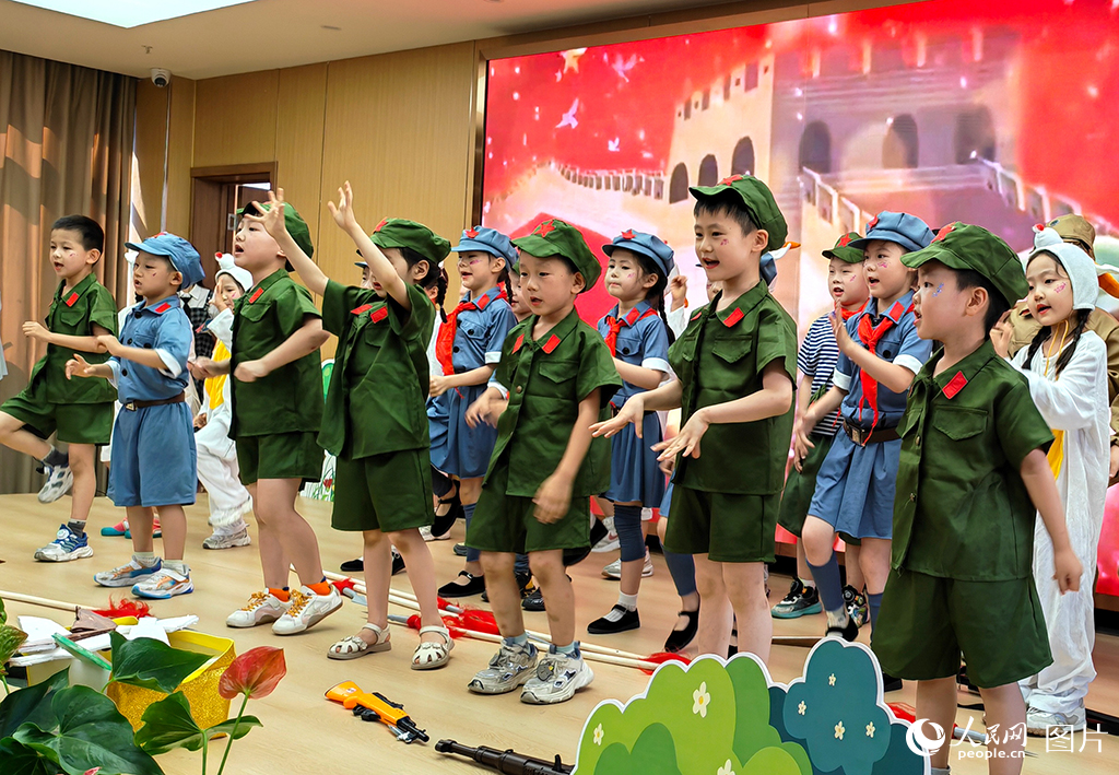 2026年5月30日，河南郑州中原区永威鑫城幼儿园的孩子们来到郑康养·金色年华颐养中心，为老人们表演了精彩节目，以这种温馨的方式庆祝儿童节的到来。人民网记者 王玉兴摄