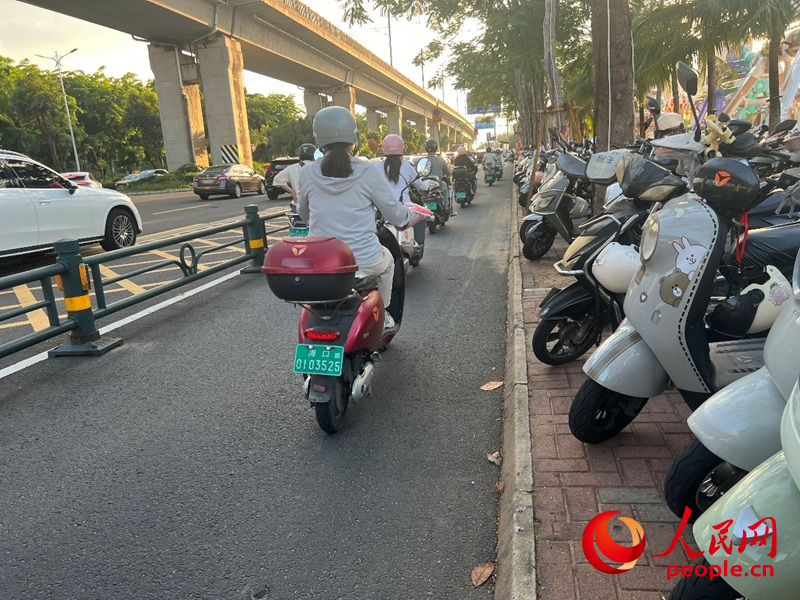 海口:电动自行车共享充电桩“烂尾”谁之责? 海口南海大道友谊南海城路段 “烂尾”充电桩被拆除。人民网 李学山摄