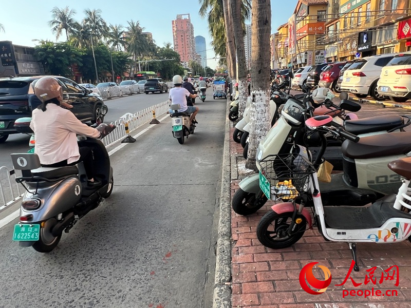 海口:电动自行车共享充电桩“烂尾”谁之责? 海口海垦路香樟林路段“烂尾”充电桩被拆除。人民网 李学山摄