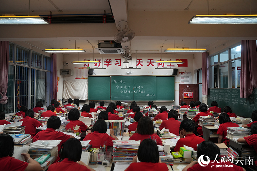 2026高考首日 张桂梅再陪大山女孩赴考场 6月7日早自习,高三考生在复习。人民网记者 李发兴摄