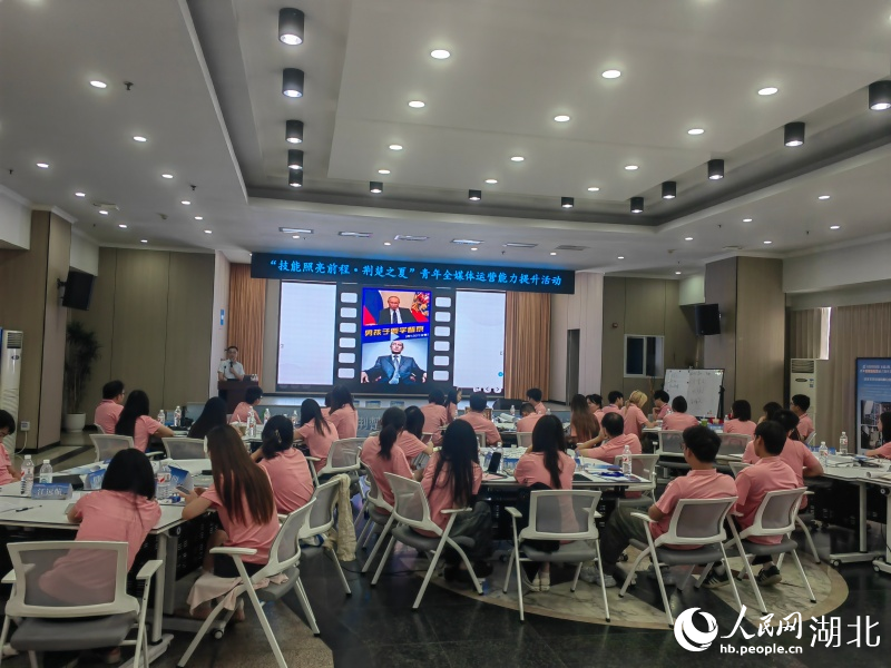 青年全媒体运营培训班上，学员正在听课。人民网记者 郭婷婷摄