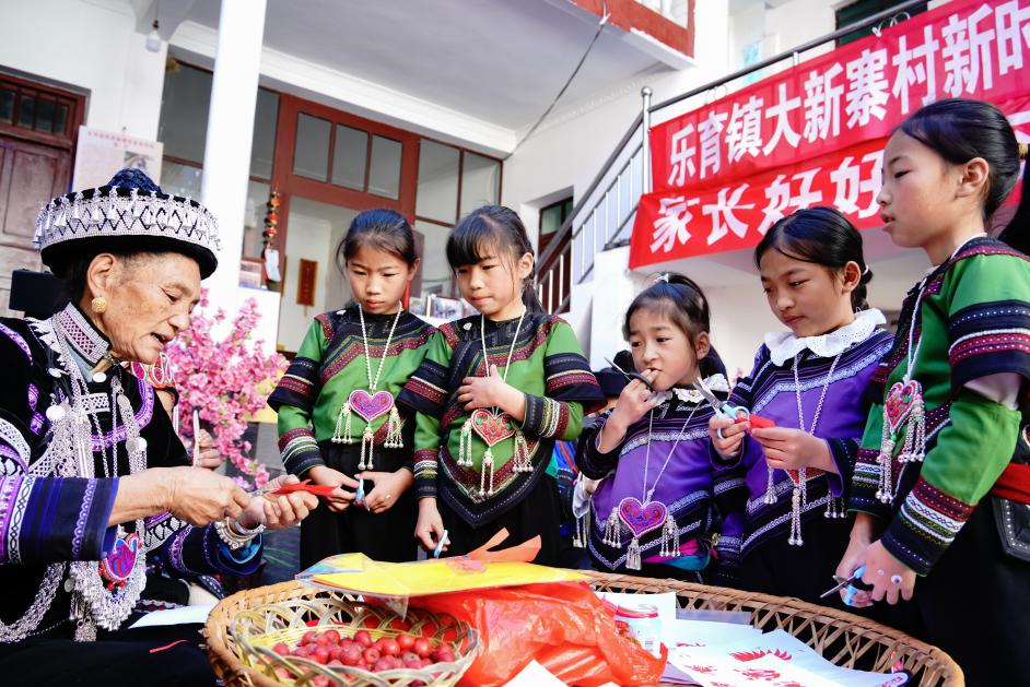 红河彝乡一针一线“绣”出幸福路——探访云南省红河州红河县乐育镇尼苏刺绣专业合作社非遗工坊