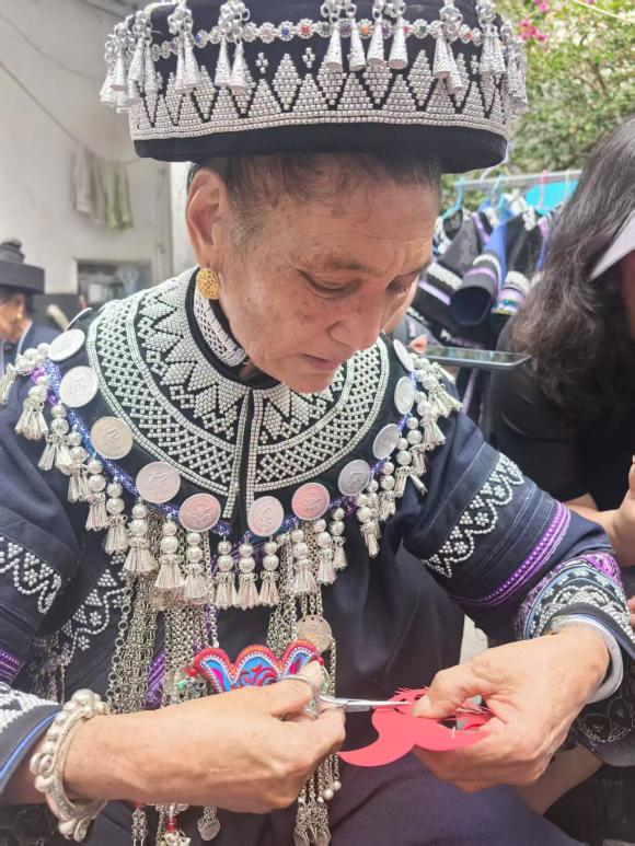 红河彝乡一针一线“绣”出幸福路——探访云南省红河州红河县乐育镇尼苏刺绣专业合作社非遗工坊